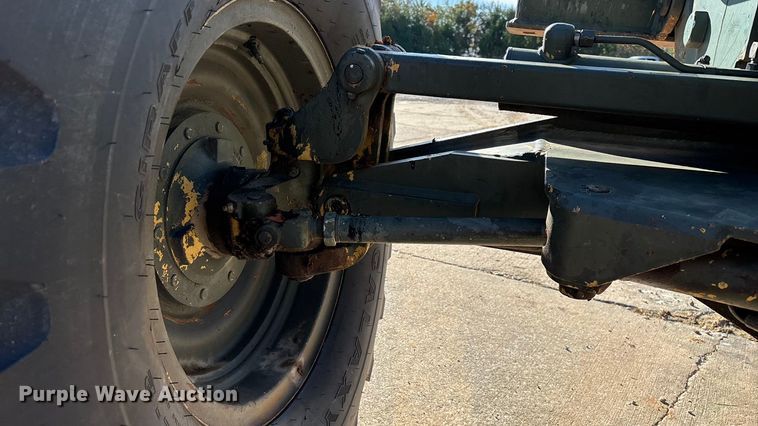 image for item ED2328 1990 John Deere 570B motor grader