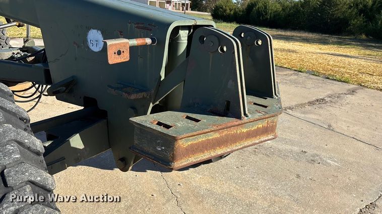 image for item ED2328 1990 John Deere 570B motor grader