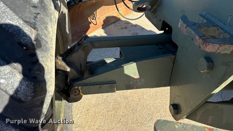 image for item ED2328 1990 John Deere 570B motor grader