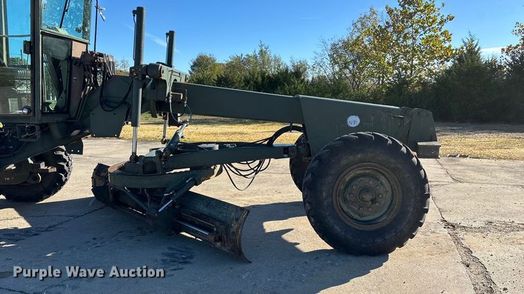 image for item ED2328 1990 John Deere 570B motor grader