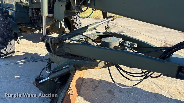 image for item ED2328 1990 John Deere 570B motor grader