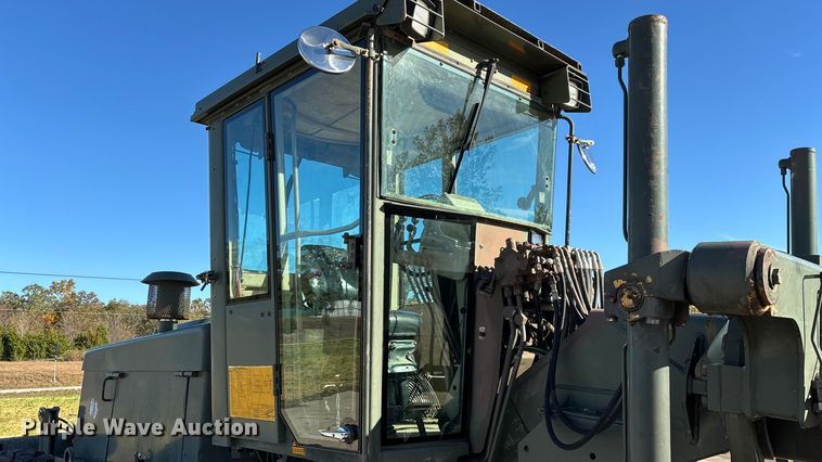 image for item ED2328 1990 John Deere 570B motor grader