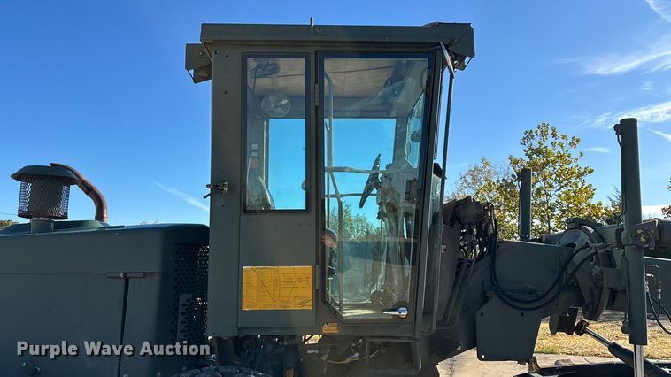 image for item ED2328 1990 John Deere 570B motor grader