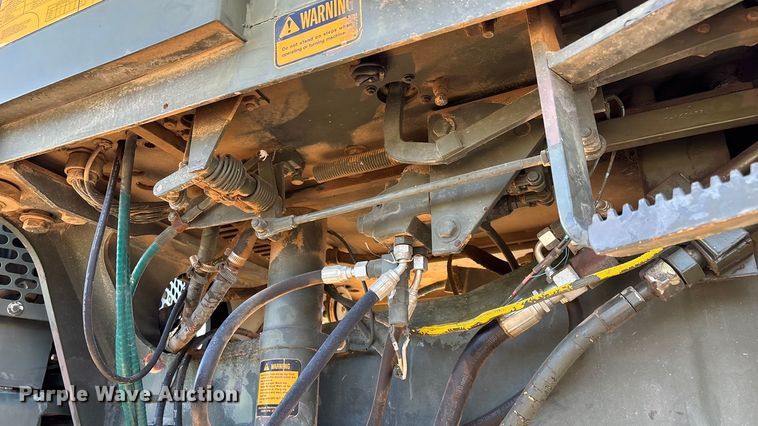 image for item ED2328 1990 John Deere 570B motor grader