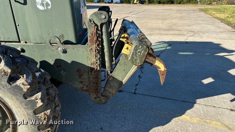 image for item ED2328 1990 John Deere 570B motor grader