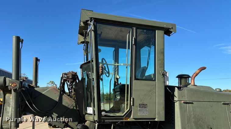 image for item ED2328 1990 John Deere 570B motor grader