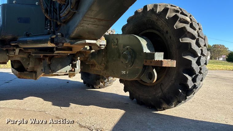 image for item ED2328 1990 John Deere 570B motor grader