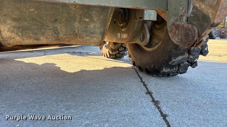 image for item ED2328 1990 John Deere 570B motor grader