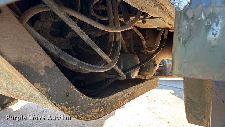 image for item ED2328 1990 John Deere 570B motor grader