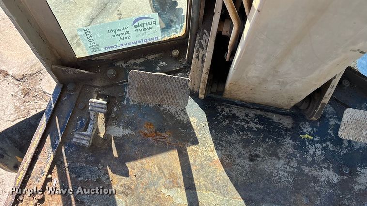 image for item ED2328 1990 John Deere 570B motor grader