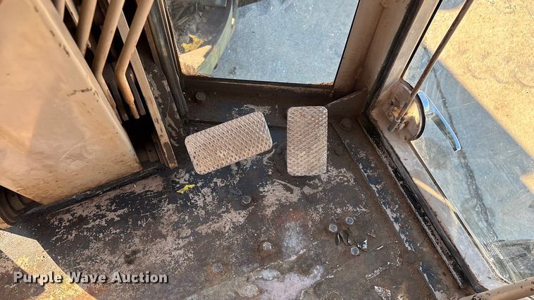 image for item ED2328 1990 John Deere 570B motor grader