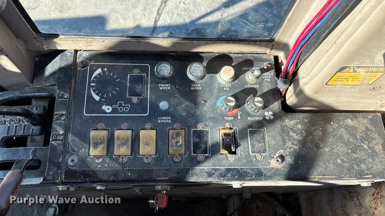 image for item ED2328 1990 John Deere 570B motor grader