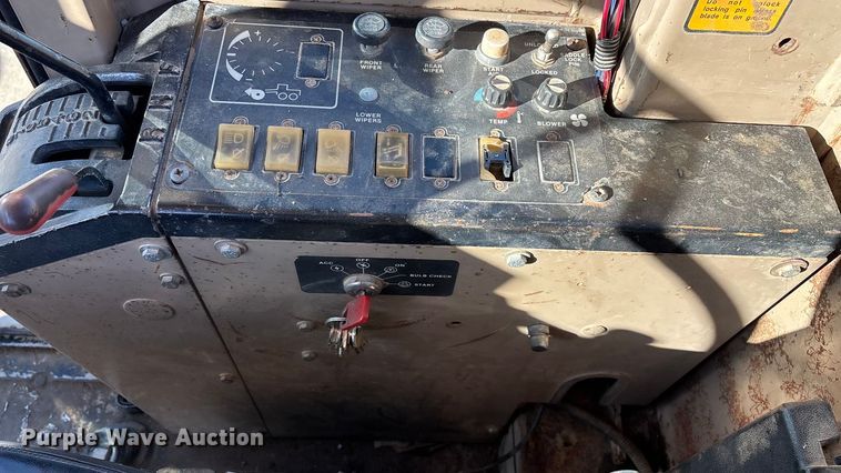 image for item ED2328 1990 John Deere 570B motor grader