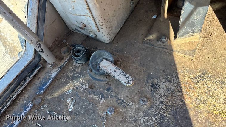 image for item ED2328 1990 John Deere 570B motor grader