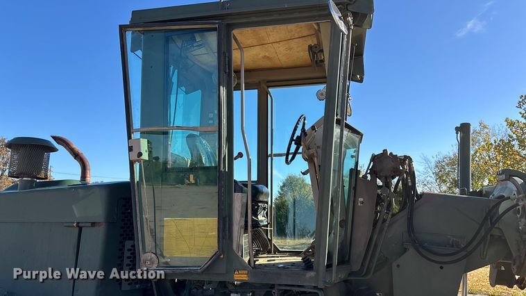 image for item ED2328 1990 John Deere 570B motor grader