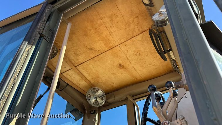 image for item ED2328 1990 John Deere 570B motor grader