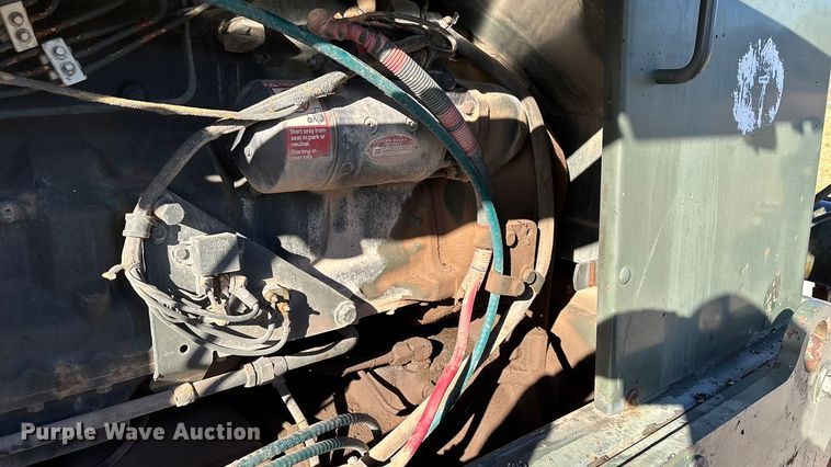 image for item ED2328 1990 John Deere 570B motor grader