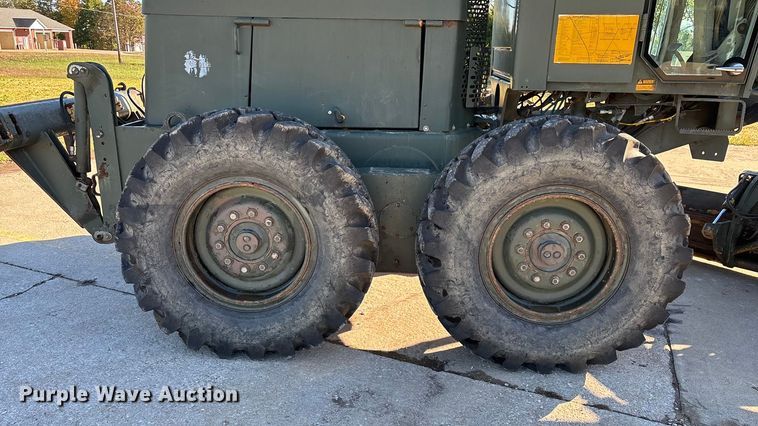 image for item ED2328 1990 John Deere 570B motor grader