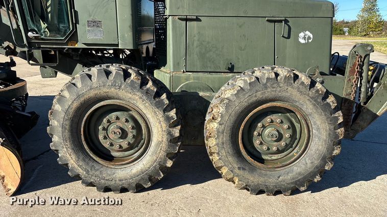 image for item ED2328 1990 John Deere 570B motor grader