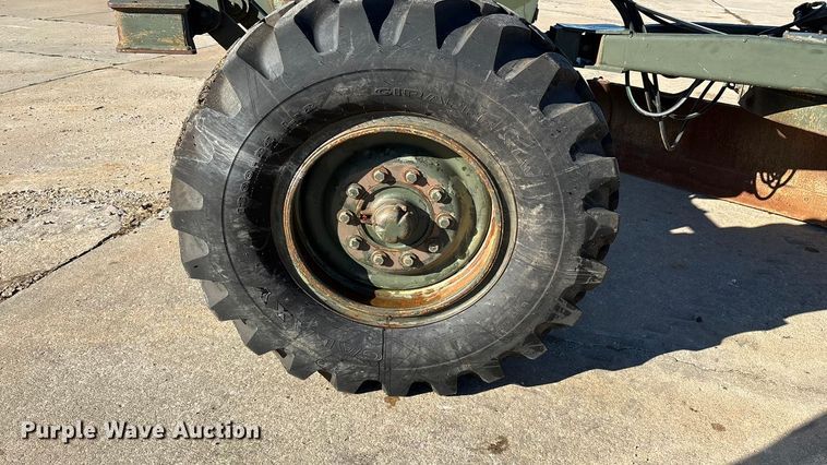 image for item ED2328 1990 John Deere 570B motor grader