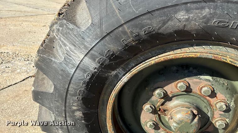 image for item ED2328 1990 John Deere 570B motor grader