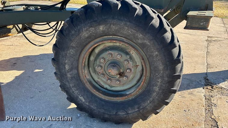 image for item ED2328 1990 John Deere 570B motor grader