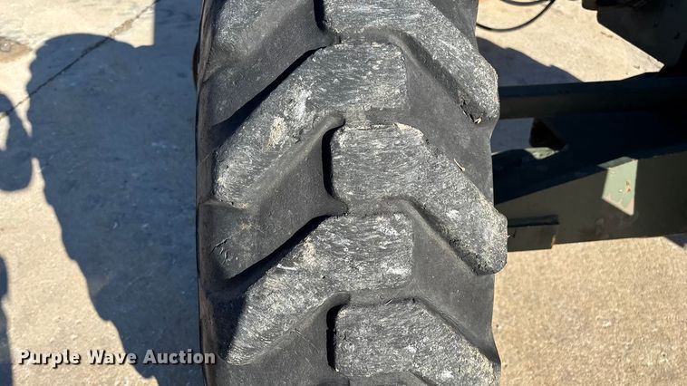 image for item ED2328 1990 John Deere 570B motor grader