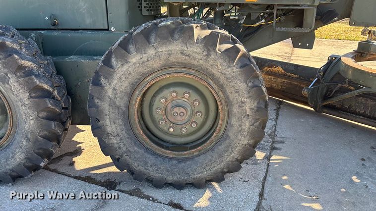 image for item ED2328 1990 John Deere 570B motor grader