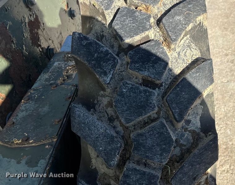 image for item ED2328 1990 John Deere 570B motor grader