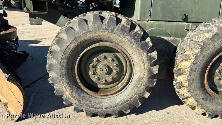 image for item ED2328 1990 John Deere 570B motor grader