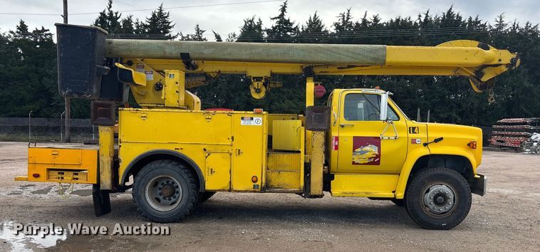 image for item EE4202 1984 GMC 7000 bucket truck