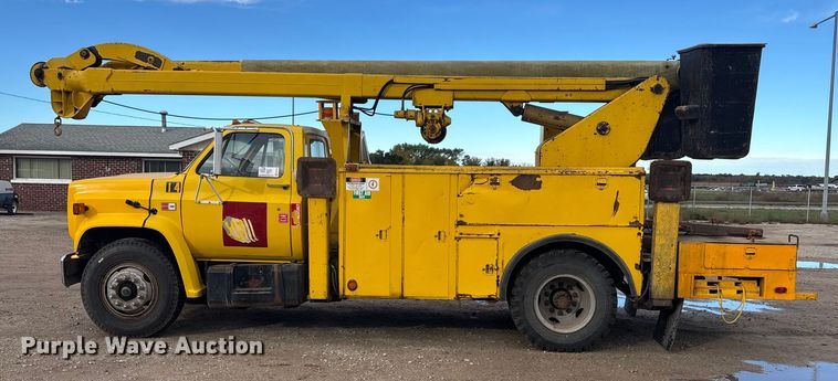 image for item EE4202 1984 GMC 7000 bucket truck