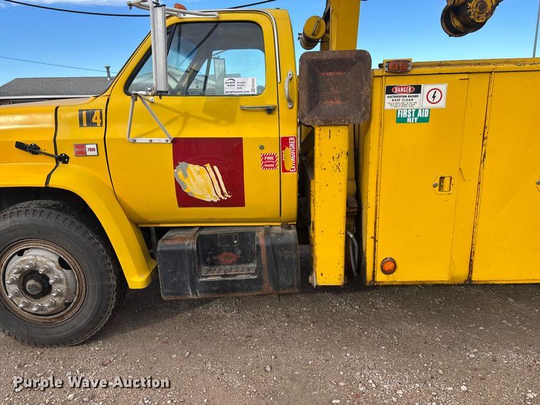 image for item EE4202 1984 GMC 7000 bucket truck
