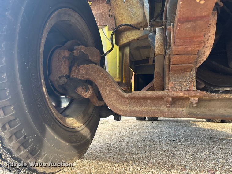 image for item EE4202 1984 GMC 7000 bucket truck