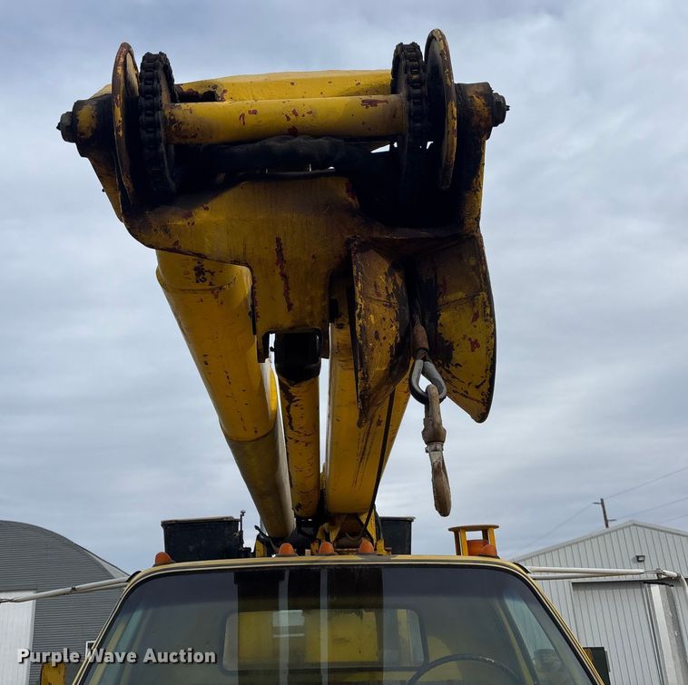 image for item EE4202 1984 GMC 7000 bucket truck