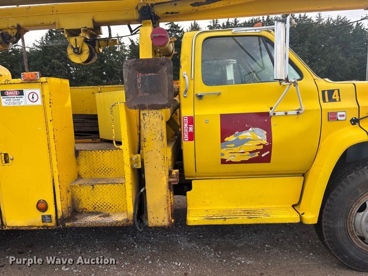 image for item EE4202 1984 GMC 7000 bucket truck