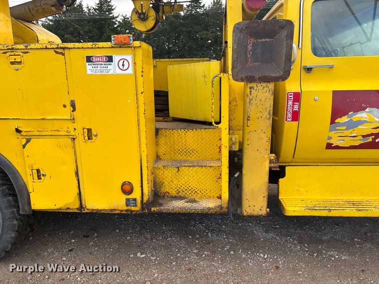 image for item EE4202 1984 GMC 7000 bucket truck