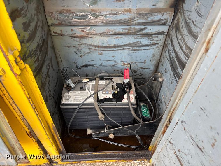 image for item EE4202 1984 GMC 7000 bucket truck