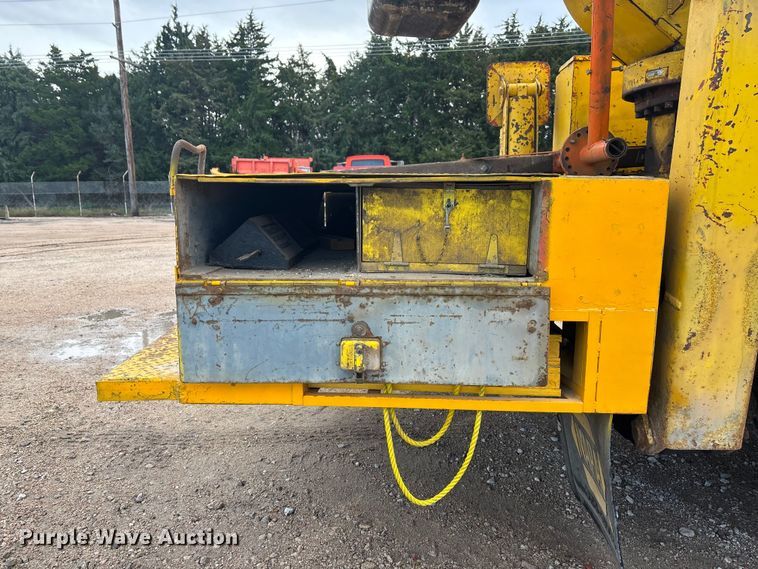 image for item EE4202 1984 GMC 7000 bucket truck