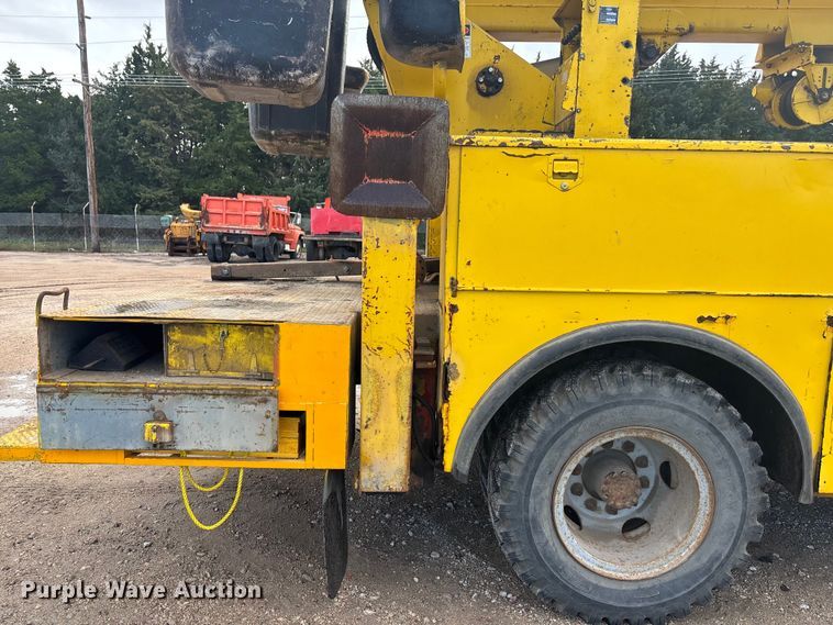 image for item EE4202 1984 GMC 7000 bucket truck