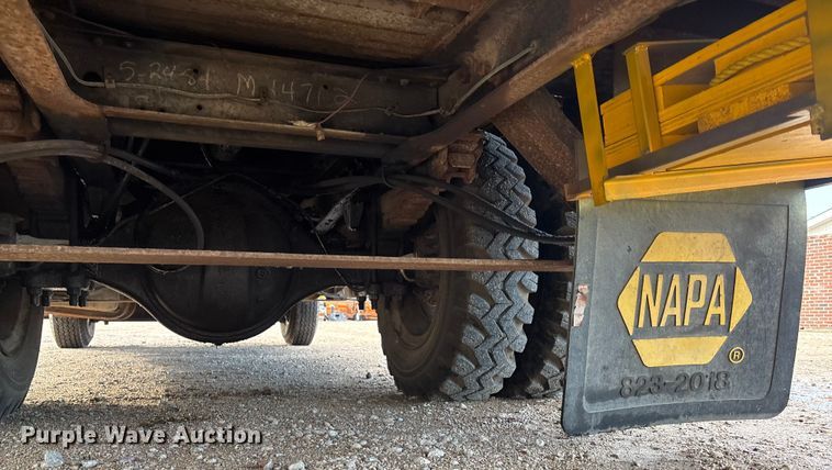 image for item EE4202 1984 GMC 7000 bucket truck