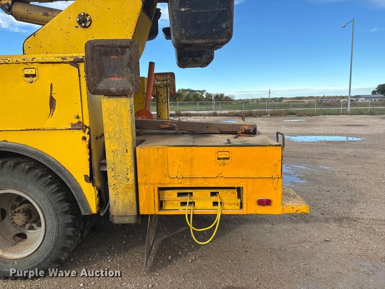 image for item EE4202 1984 GMC 7000 bucket truck