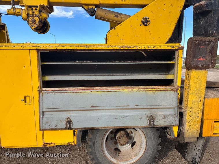 image for item EE4202 1984 GMC 7000 bucket truck