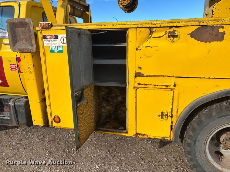 image for item EE4202 1984 GMC 7000 bucket truck