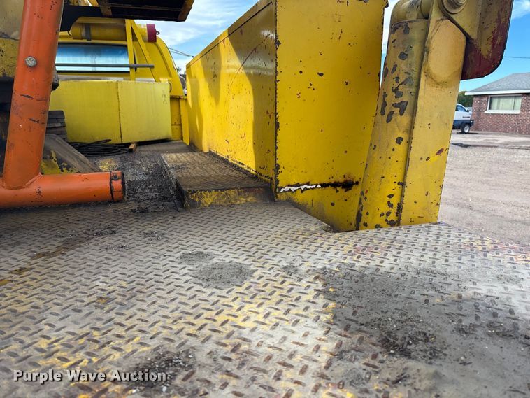 image for item EE4202 1984 GMC 7000 bucket truck