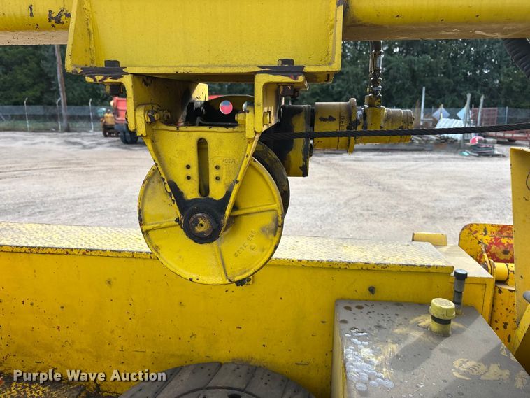 image for item EE4202 1984 GMC 7000 bucket truck