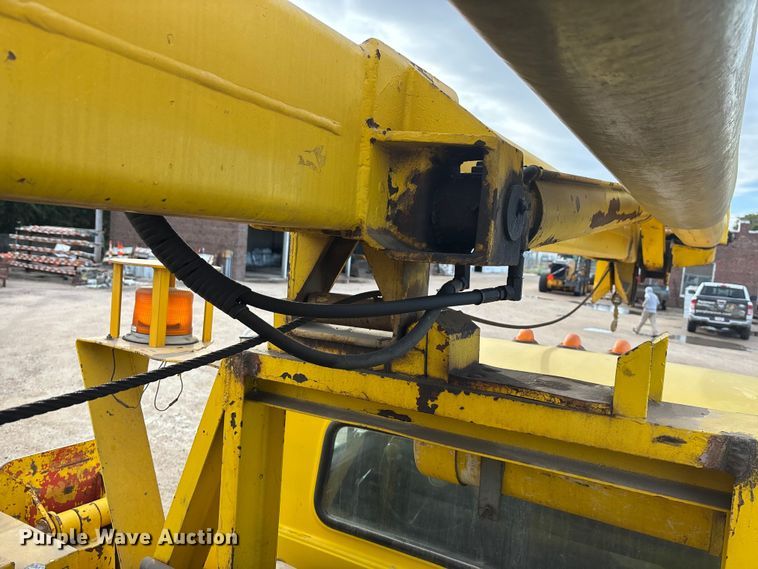 image for item EE4202 1984 GMC 7000 bucket truck