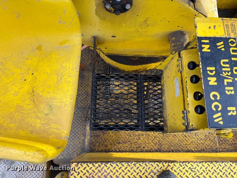 image for item EE4202 1984 GMC 7000 bucket truck