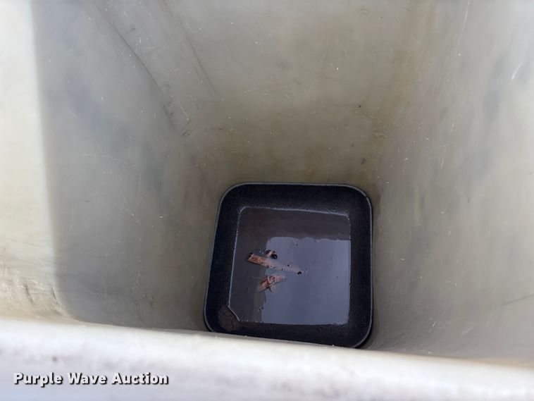 image for item EE4202 1984 GMC 7000 bucket truck