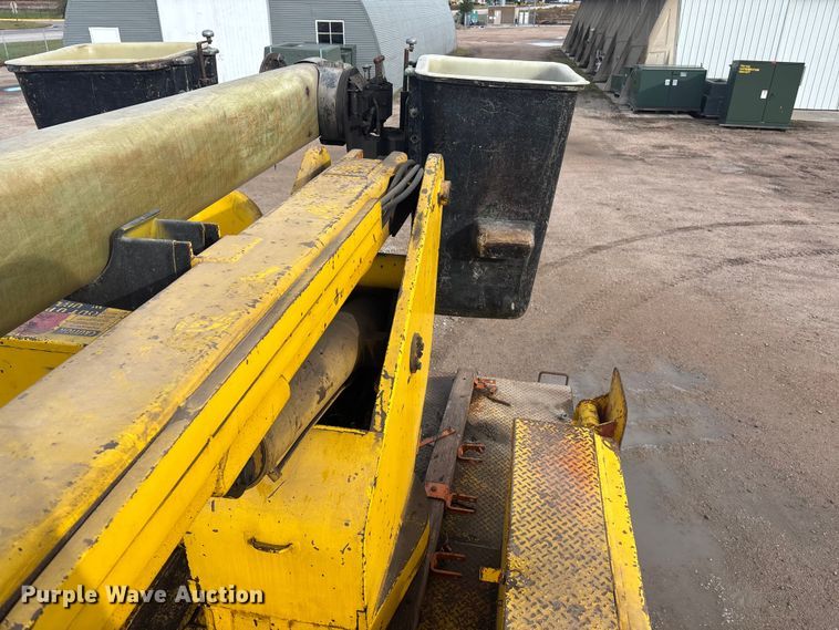 image for item EE4202 1984 GMC 7000 bucket truck